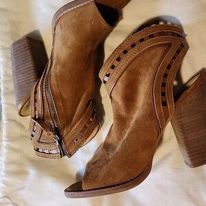 Dolce Vita Carmel Suede cut out heel and toe bootie size 9.5 Brand New